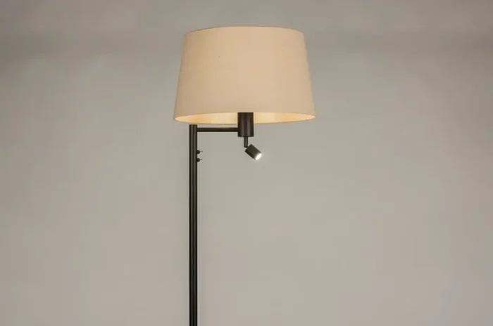 Direktkauf Stehleuchte 31324 – Zwei Schalter an der Leuchte – Fest eingebaute LED – Zusammengestellter Artikel – Ausstellungsraum 2.29